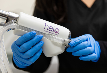 戴蓝色手套的手握着HALO手具