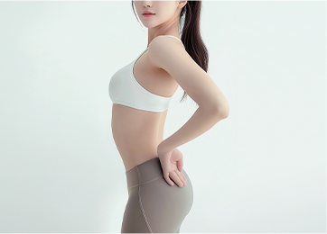 表示自体脂肪采集步骤的女性腹部与腰部线条