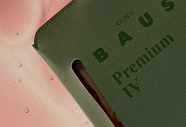 CLINIC BAUS Premium IVの文字が入った点滴の革カバー