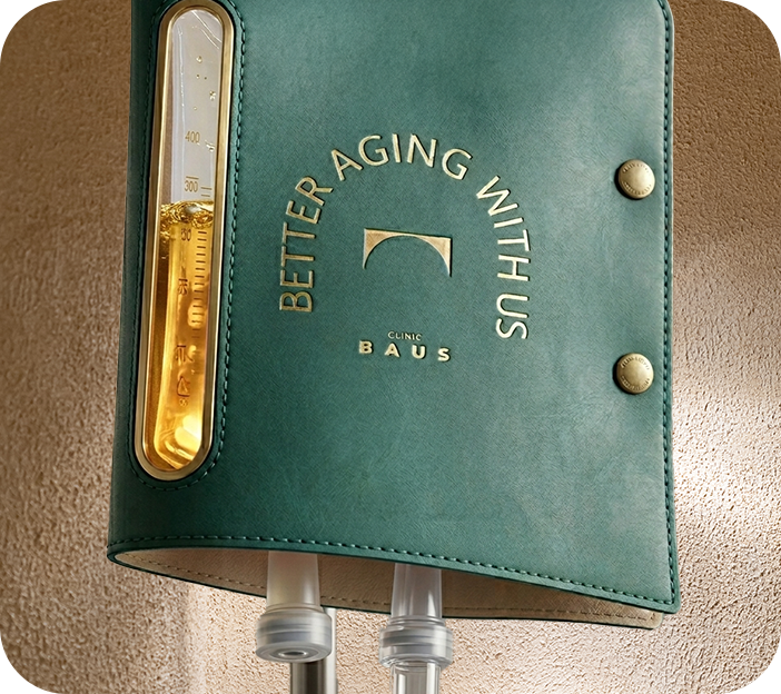 BETTER AGING WITH US、CLINIC BAUSの文字が入った緑の革カバー付きの点滴