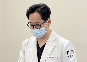 幹細胞の注入段階を表すマスク姿の医療スタッフ