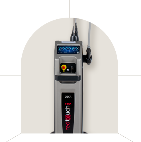アーチ型の背景の前に置かれたDEKA レッドタッチプロ redtouch PROのレーザー機器