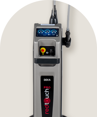 アーチ型の背景の前に置かれたDEKA レッドタッチプロ redtouch PROのレーザー機器